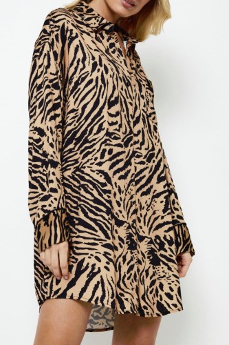 Satynowa koszula damska w panterkę.